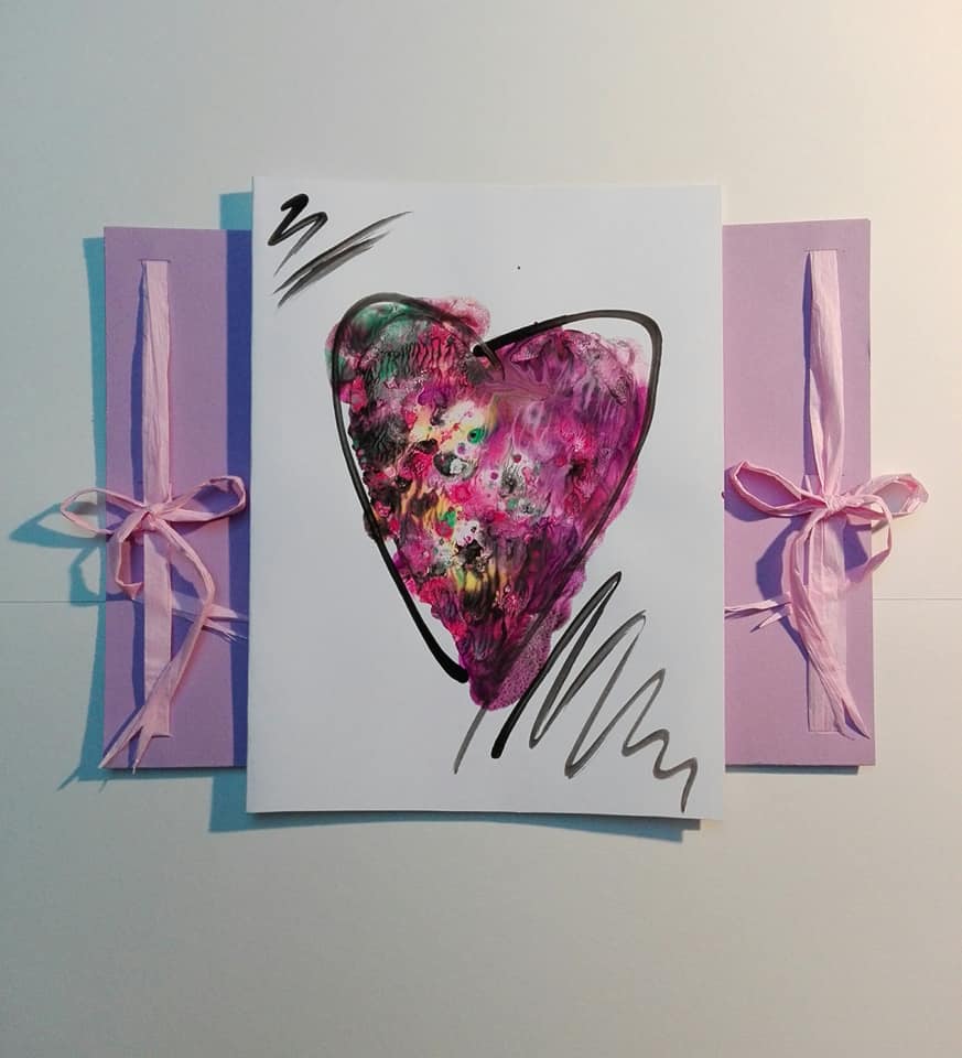 Ručně malované přání s motivem srdce a světle fialovou obálkou
